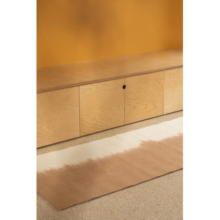 Long tapis rectangle en feutre de laine rose et blanc pour une décoration minimaliste