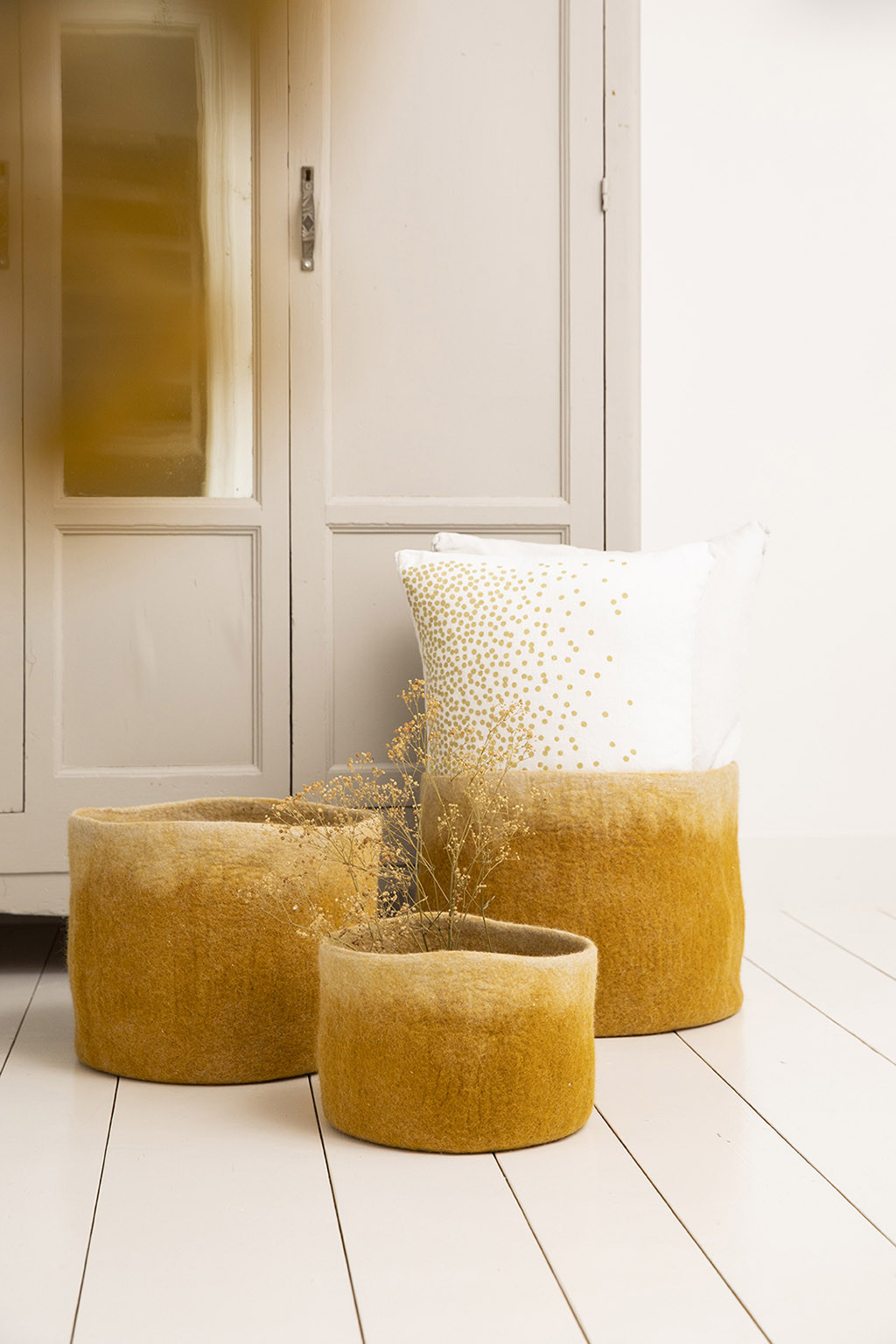 two-colored storage baskets to decorate your home with felt