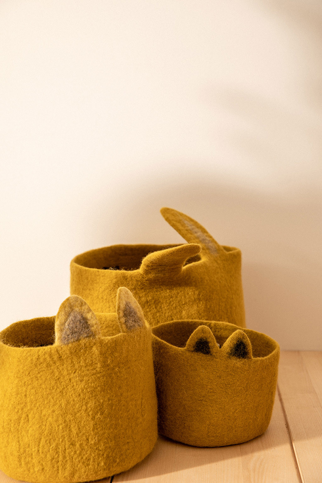 Boiled wool storage baskets for a soft and cheerful decoration