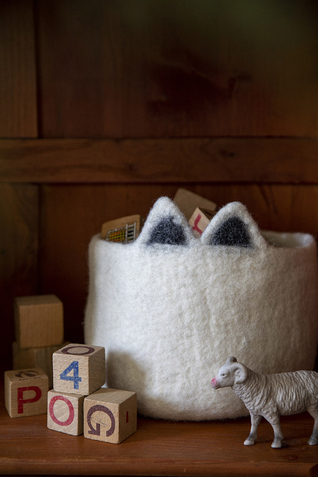 a felt basket to store the children's toys