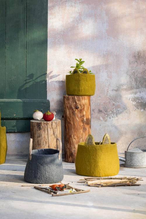 3 felted baskets installed on the terrace for a playful and joyful decoration