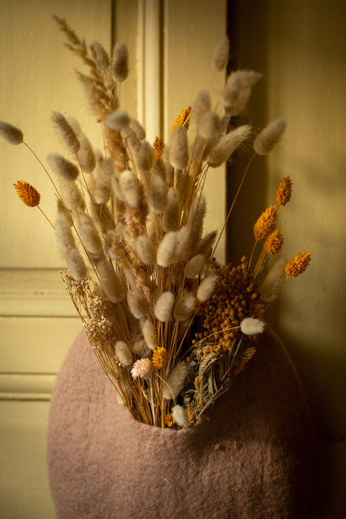 un panier en feutrer garni de fleurs séchées pour une décoration naturelle