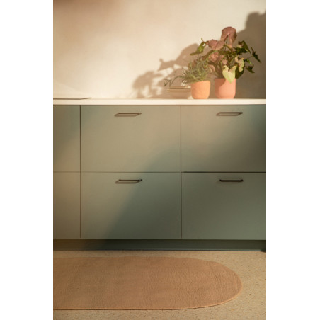 Tapis en feutre oval rose clair dans la cuisine