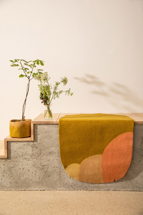 Tapis ovale vert jaune et rose en feutre de laine
