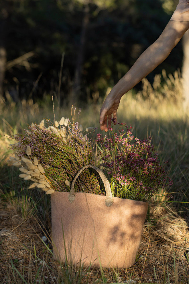 des fleurs des champs dans un cabas rose en feutre
