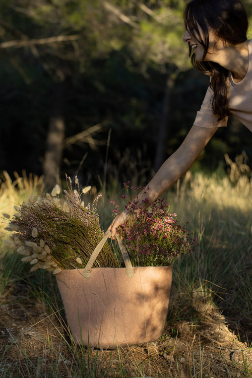 un petit panier en laine avec ses anses en chanvre pour ramasser des fleurs
