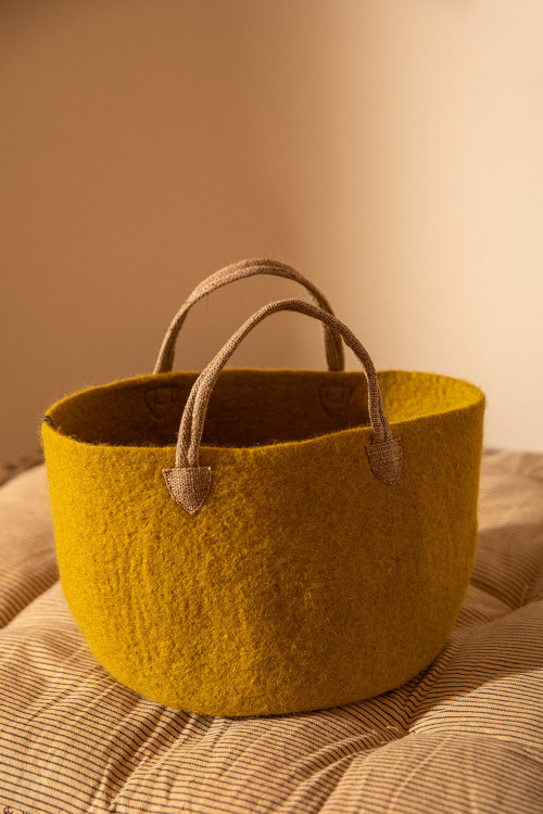 a shopping bag in ochre felt for a storage in natural material