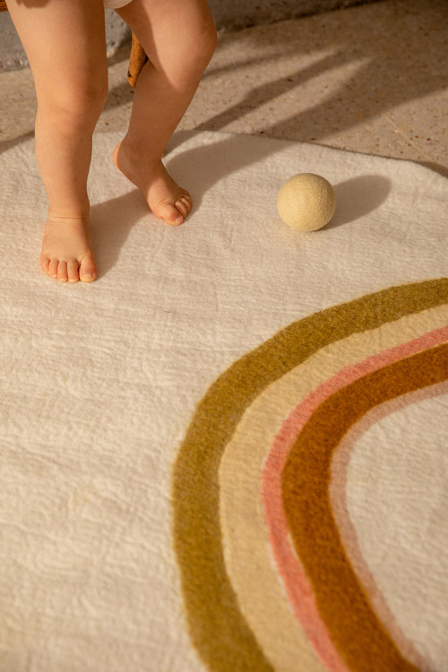 Round white wool felt carpet with colorful rainbow pattern for children Round white wool felt carpet with colorful rainbow pattern for children