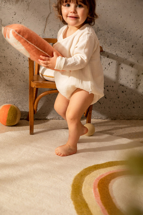 Round wool carpet with rainbow print for children's room