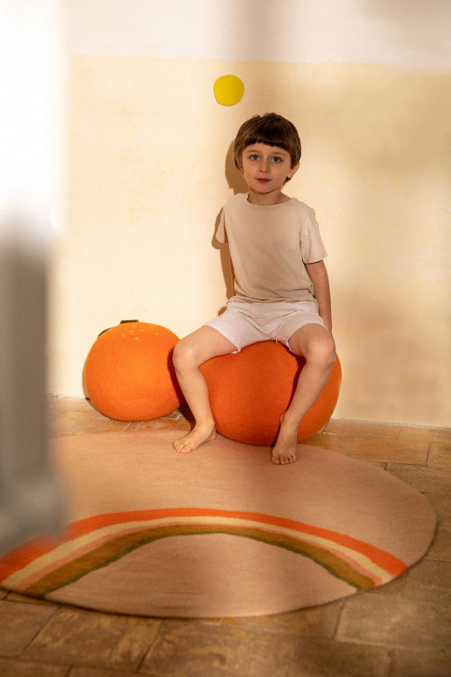 Tapis arc en ciel et duo de poufs ludiques en laine feutrée pour enfant Tapis arc en ciel et duo de poufs ludiques en laine feutrée pour enfant