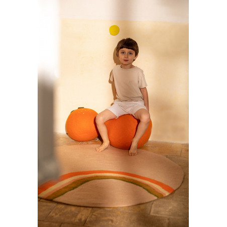 Tapis arc en ciel et duo de poufs ludiques en laine feutrée pour enfant