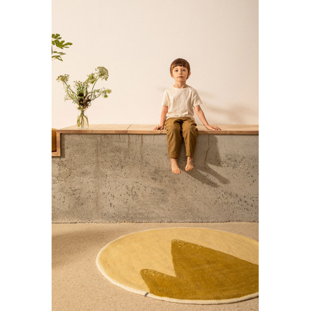 Round carpet in green wool felt with mountain pattern for the child's room