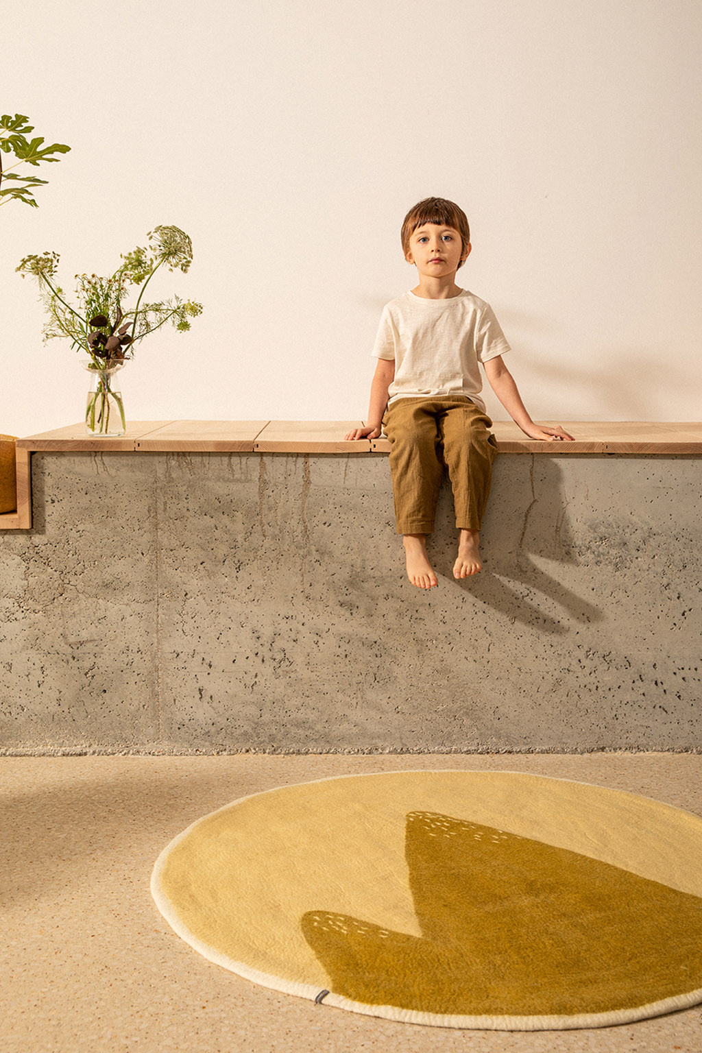 Round carpet in green wool felt with mountain pattern for the child's room