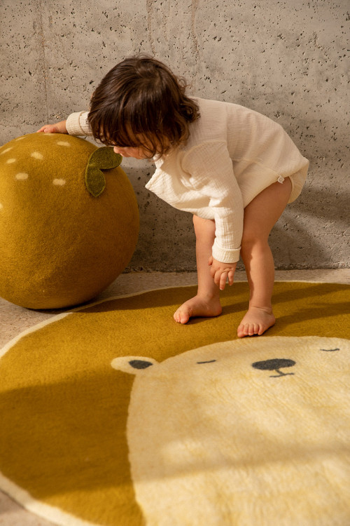 Pouf et tapis rond verts en laine feutrée pour une touche ludique dans la chambre d'enfant