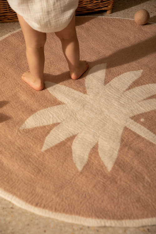 Round pink carpet for children in felted wool with palm tree print Round pink carpet for children in felted wool with palm tree print