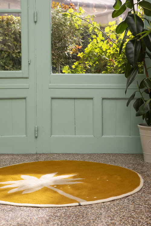 Tapis rond en laine feutrée jaune imprimé palmier pour enfant