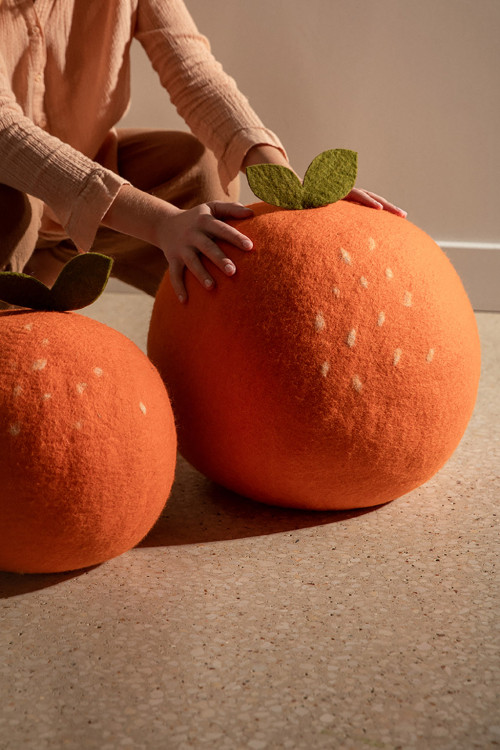 Duo of clementine-shaped poufs for a playful atmosphere Duo of clementine-shaped poufs for a playful atmosphere