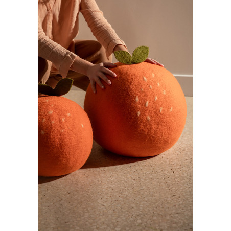 Duo of clementine-shaped poufs for a playful atmosphere