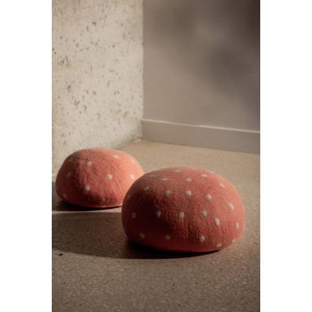 Deux poufs en laine feutrée avec des pois