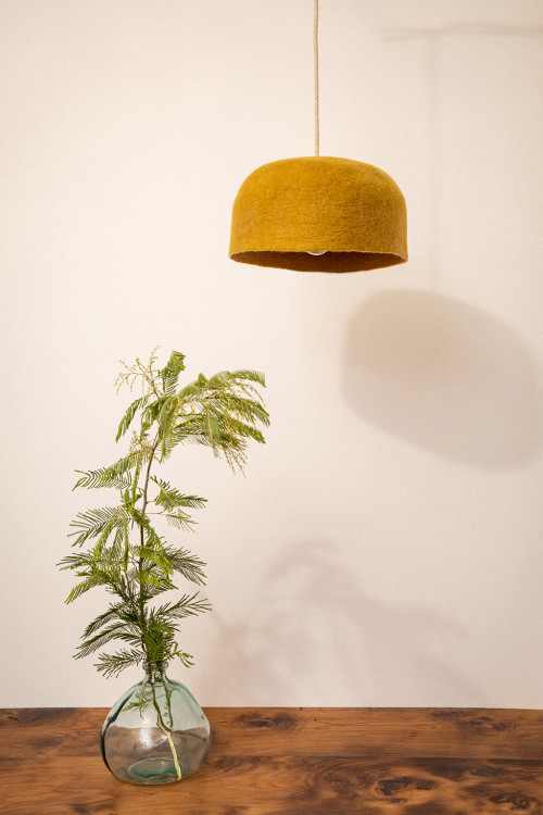 Wool felt and raw wood combined for a natural decoration