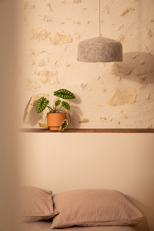 Light tones and a boiled wool lampshade for a relaxing room