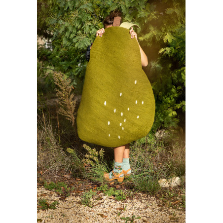 Tapis vert en feutre pour enfant en forme de poire porté par une femme