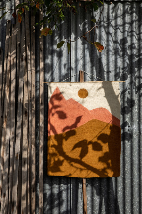 Décoration pour le mur fabriquée artisanalement en feutre et bambou pour réchauffer l'atmosphère d'une pièce