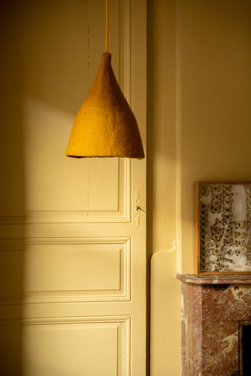 Une atmosphère cosy avec un luminaire artisanal en laine bouillie Une atmosphère cosy avec un luminaire artisanal en laine bouillie