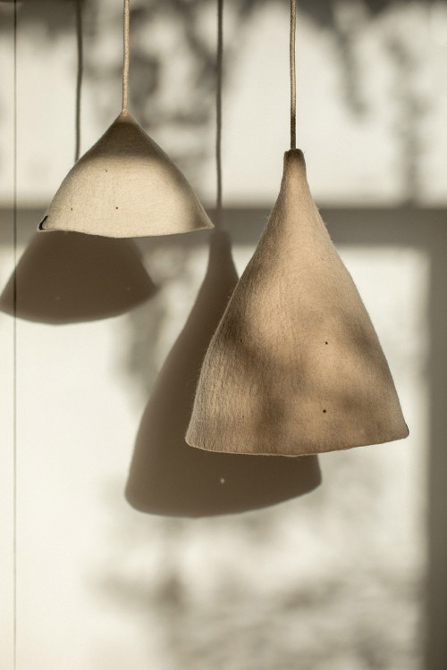 Duo of lampshades in soft tones for a pure atmosphere