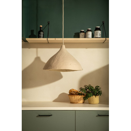 Grand abat-jour en feutre et cuisine verte pour une décoration tendance