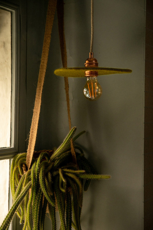 Une suspension en feutre de laine Fullmoon en guise de luminaire d'appoint