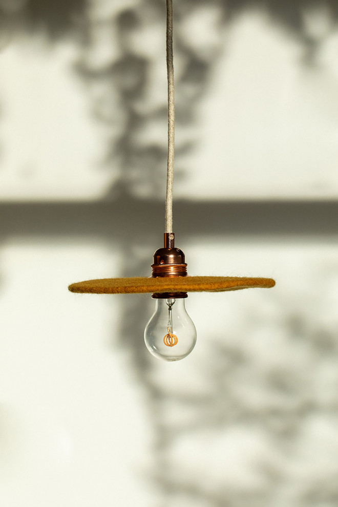 Une suspension lumineuse blanche au-dessus de la table de salle à manger