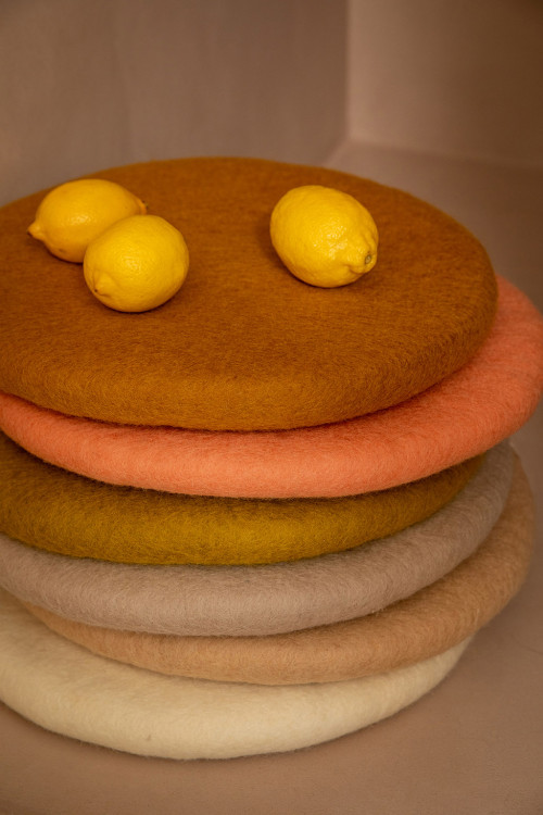 Pile de coussins ronds de différentes couleurs pour une décoration vitaminée