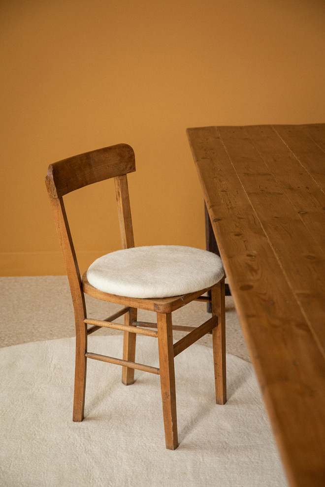 Balle en feutre posée sur une pile de galette de chaise.