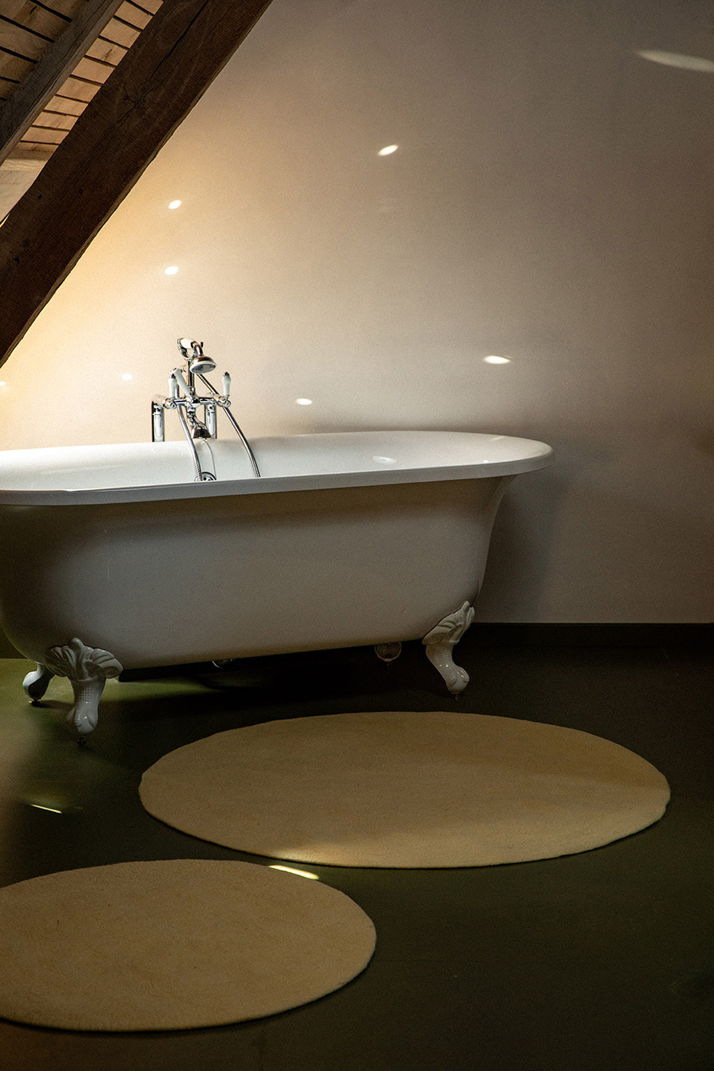 Duo of round rugs in yellow boiled wool for the bathroom