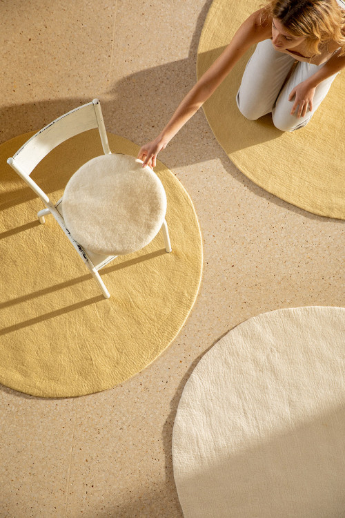 3 round rugs in yellow and white wool