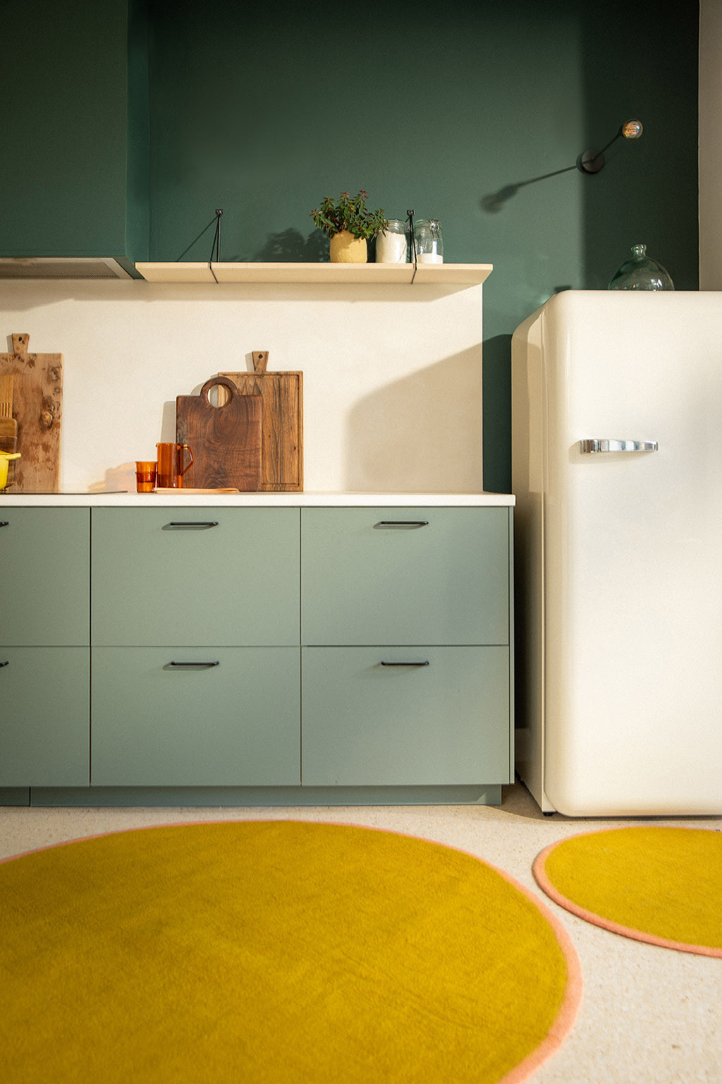 Un tapis rond pistache aux bordures contrastées pour décorer la cuisine