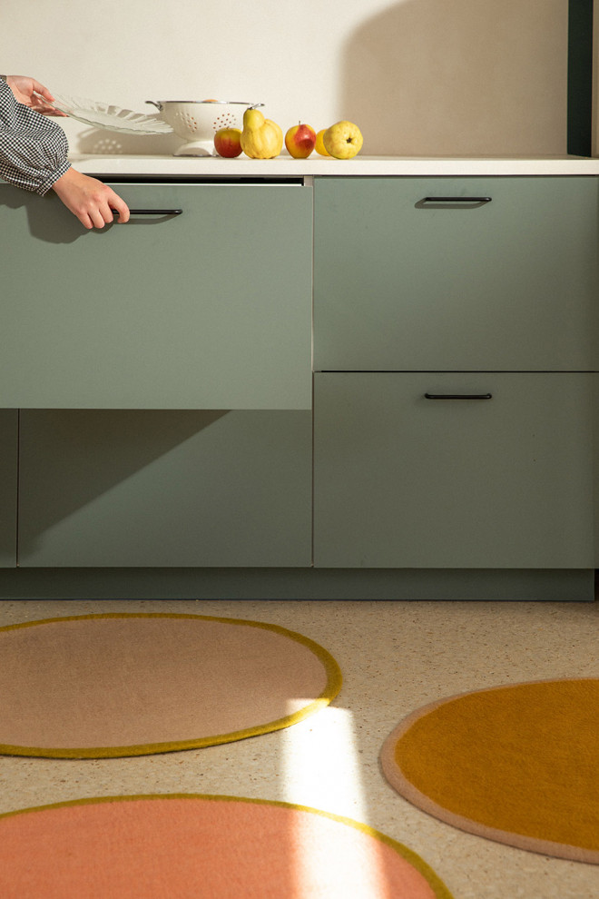 Accumulation of felt rugs with coloured borders to warm up the atmosphere