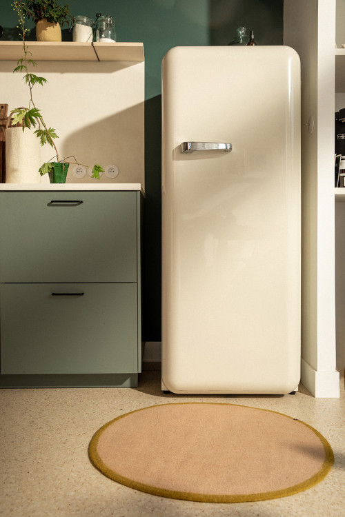 Retro design and two-tone round felt rug go hand in hand in the kitchen