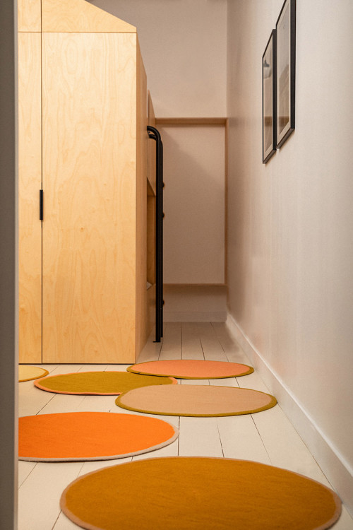 Accumulation of felt rugs with coloured borders to warm up the atmosphere Accumulation of felt rugs with coloured borders to warm up the atmosphere