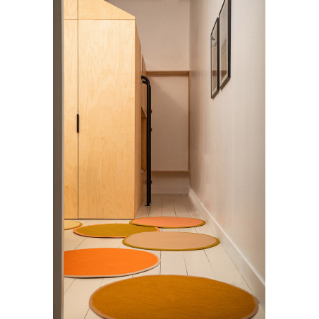 Accumulation de tapis en feutre à bordure colorée pour réchauffer l'ambiance