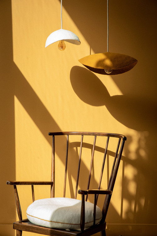 Duo d'abat-jours suspendus or et naturel pour éclairer un coin cosy Duo d'abat-jours suspendus or et naturel pour éclairer un coin cosy