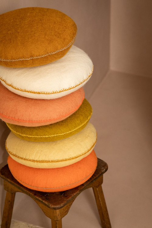 Pile de coussins feutrés sur un tabouret