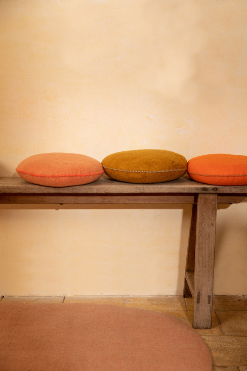 Coussins en feutre de laine sur un banc