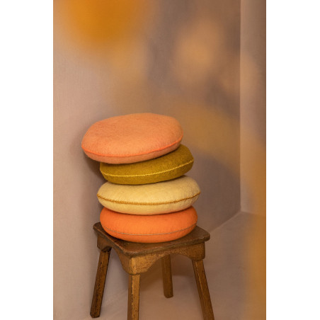 Pile de quarte coussins feutrés sur un tabouret