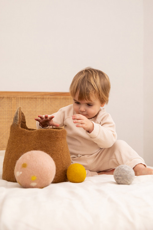 poetry and softness to play with these felt balls
