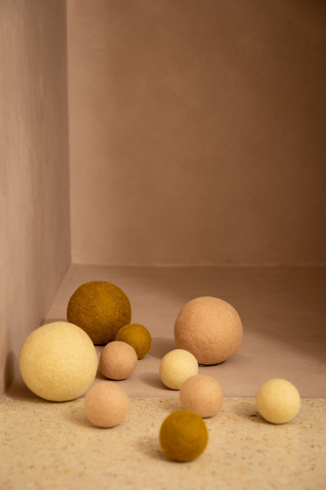 des balles en feutre apportent des touches de couleurs dans un couloir