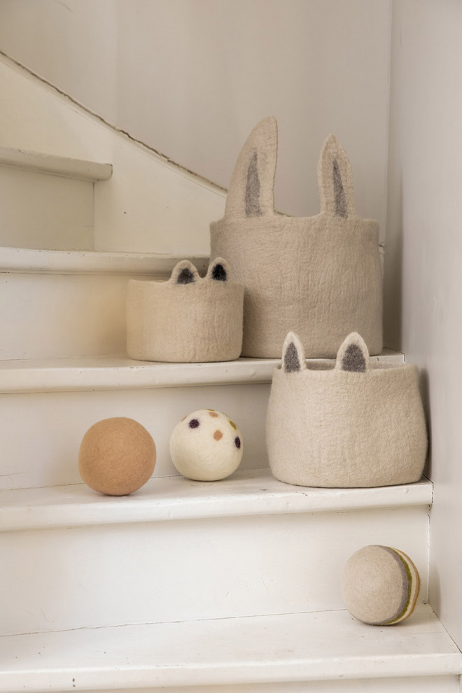 des balles en feutre apportent des touches de couleurs dans un couloir