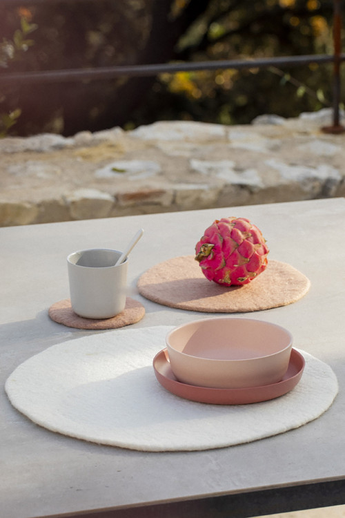 Mix of felt placemats in soft colours for a poetic table