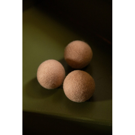 trio de 3 petites balles en feutre roses pour une décoration ludique
